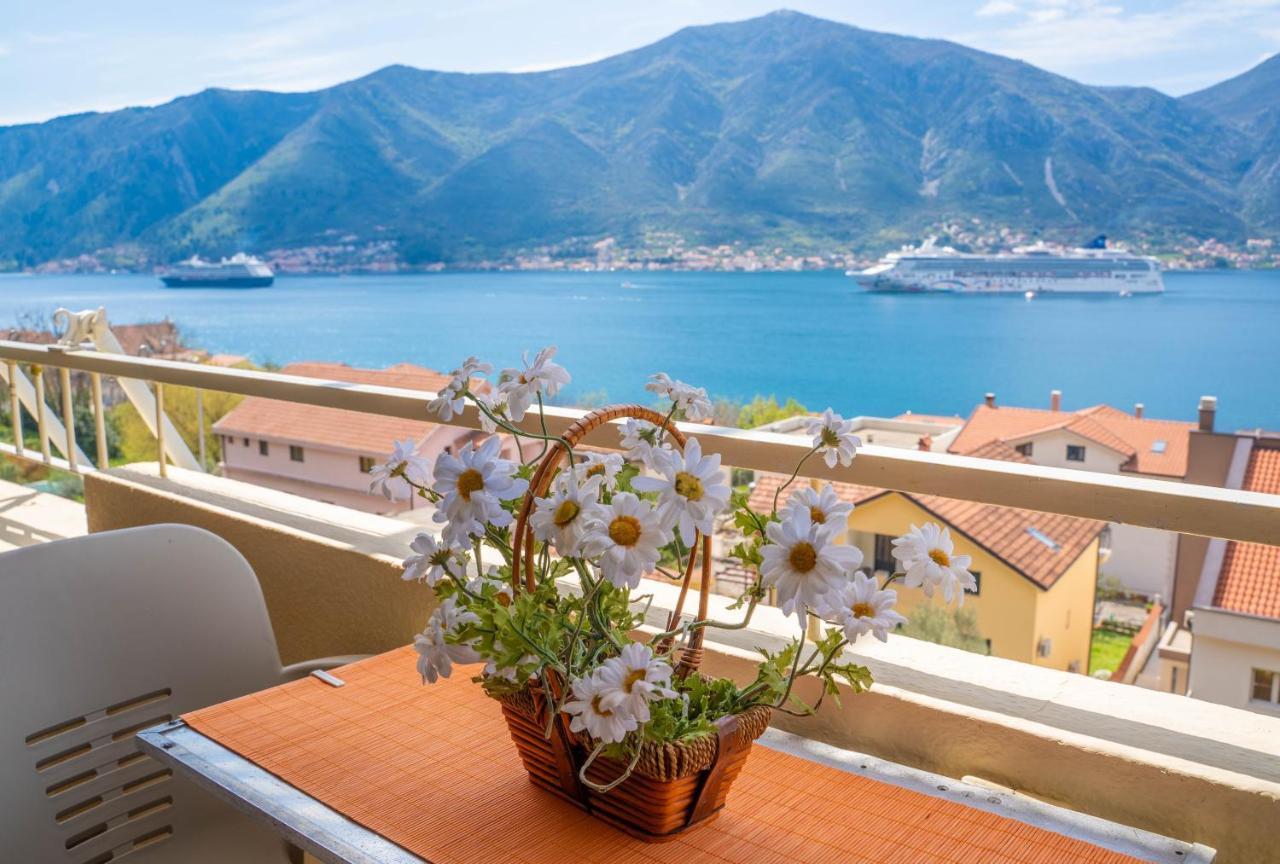 Seaside Serenity: 2-Bedroom Apartment With Boka Bay View Kotor Zewnętrze zdjęcie